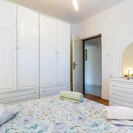 Apartamento 2 Bedroom In Viskovo