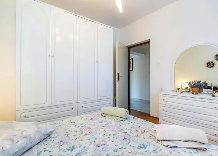 アパート 2 Bedroom In Viskovo